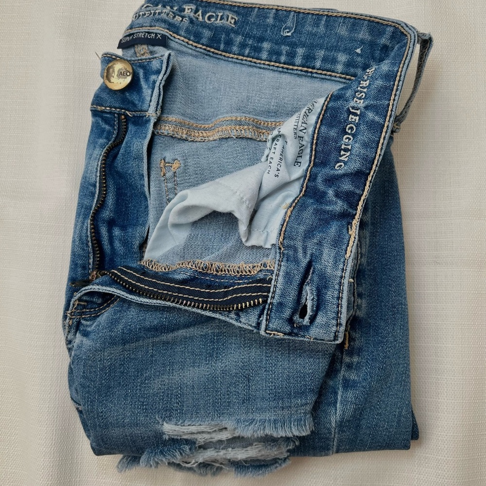 American Eagle High Rise Jegging in a med wash with some distressed in a size 6R